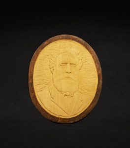 Trois portraits de Jules Verne sculptés en relief