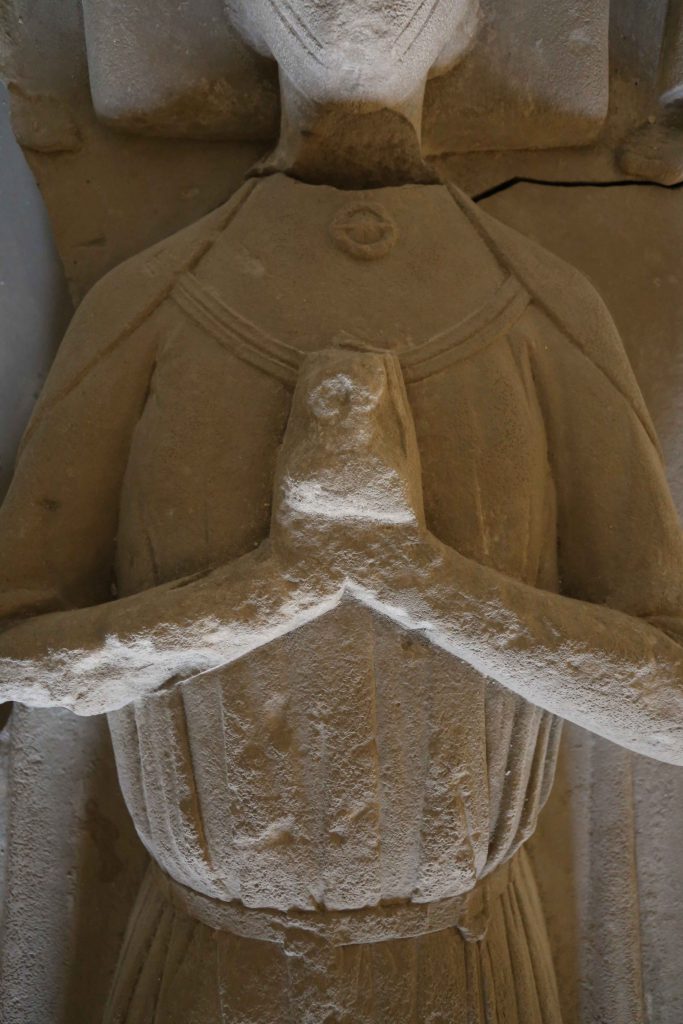 Détail du gisant Isabelle de Bethencourt