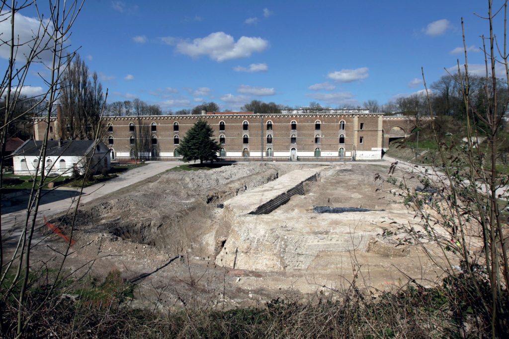 La fouille des boulevards successifs de Louis XI et de François Ier (cl. Service archéologique d'Amiens métropole, 19 mars 2012)