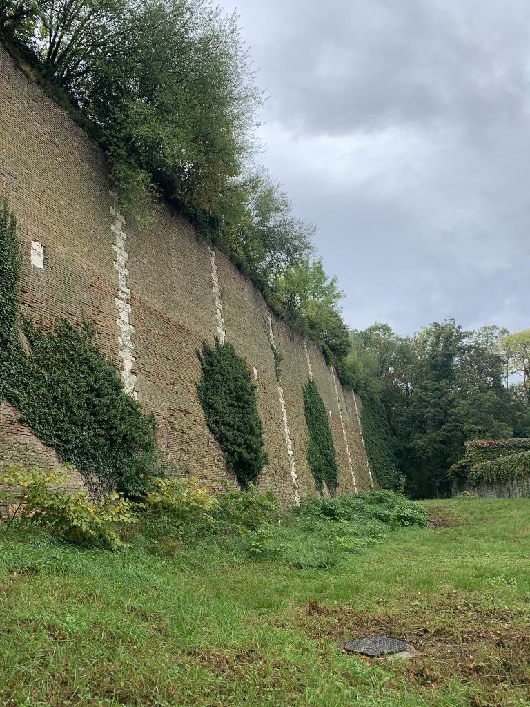 Vue depuis le fossé du mur Est de la citadelle entre le poteau des fusillés et la poterne