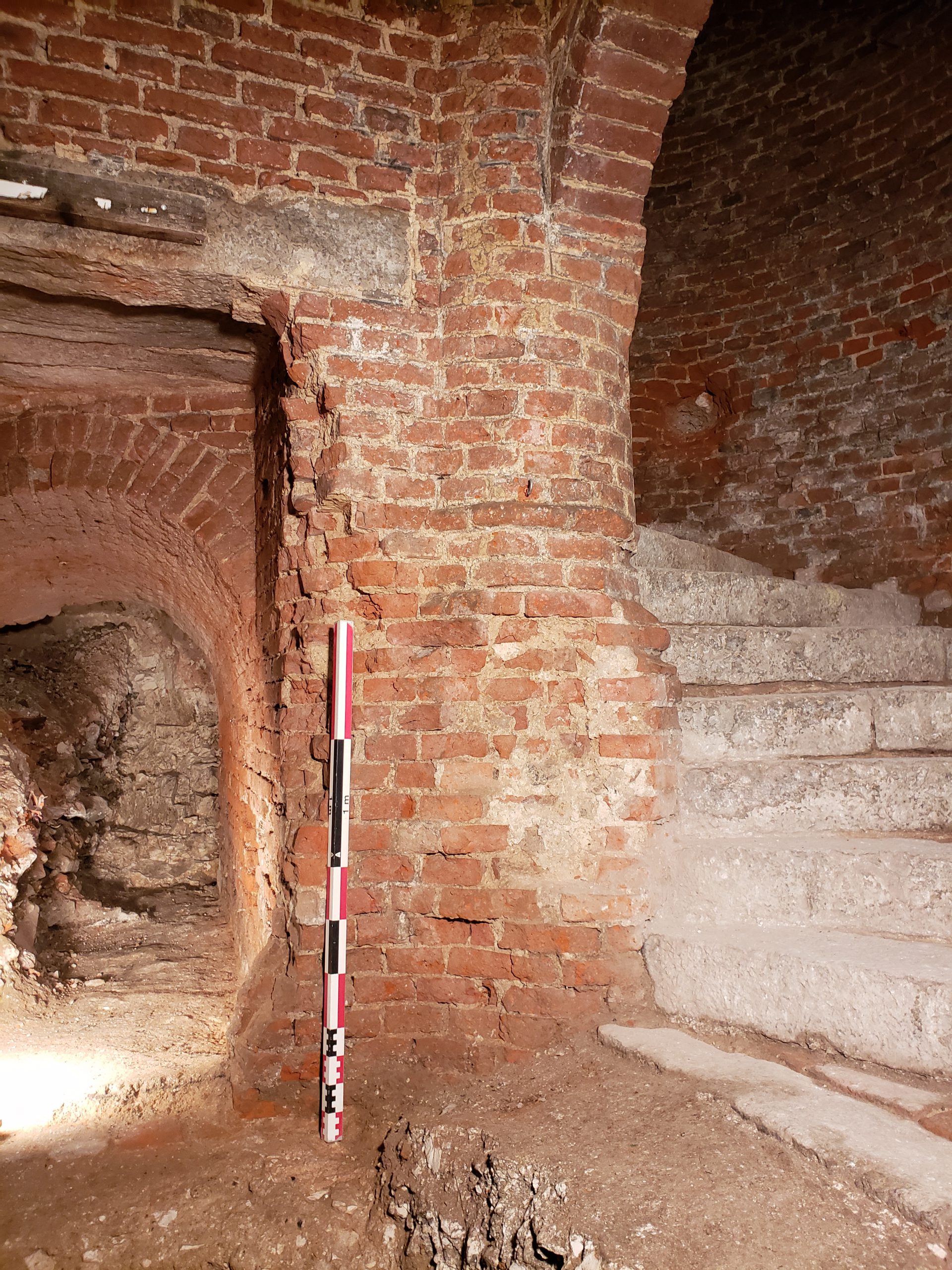 Départ de l’escalier hélicoïdal situé à l’intérieur du bastion de Roeulx