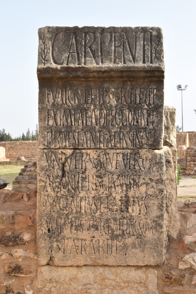 Inscription latine à l'entrée des grands thermes de Sbeïtla (© N. Lamare. Mission archéologique à Sbeïtla).