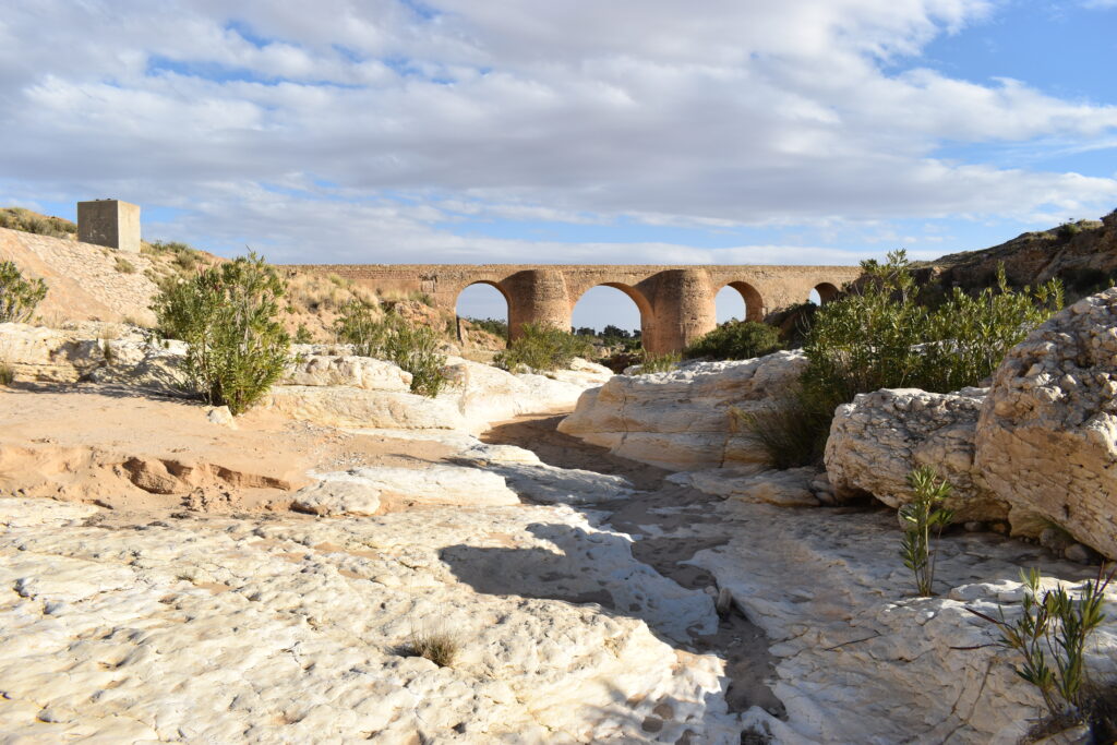 L’oued Sbeïtla et le pont romain (© N. Lamare. Mission archéologique à Sbeïtla).