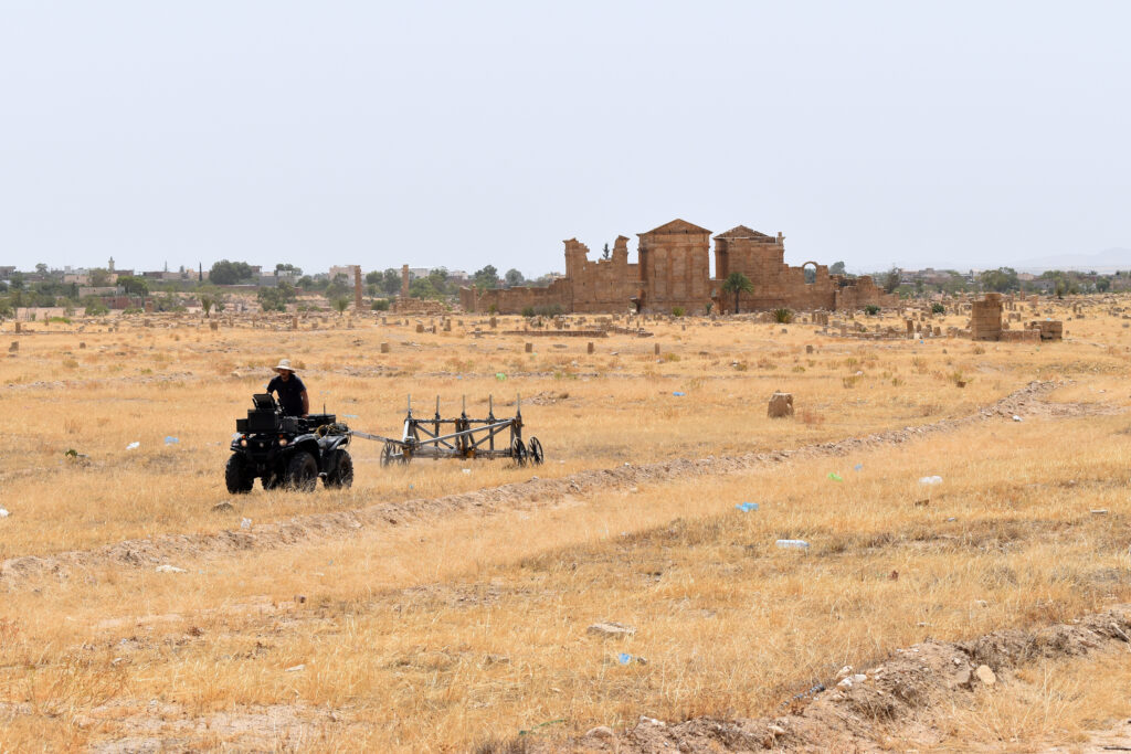 Prospection magnétique tractée par quad (© N. Lamare. Mission archéologique à Sbeïtla).