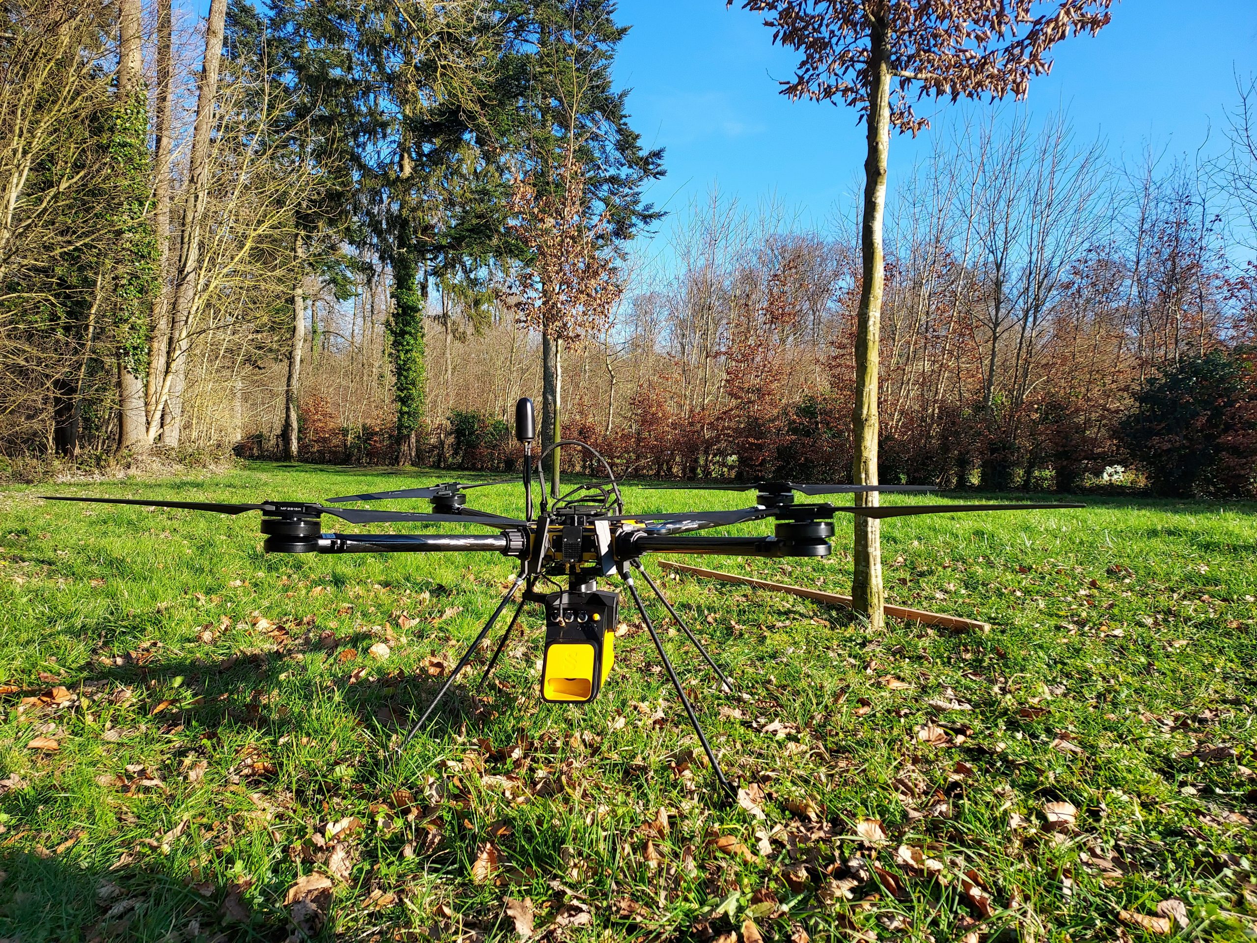 Drone équipé du capteur LiDAR (boitier jaune)